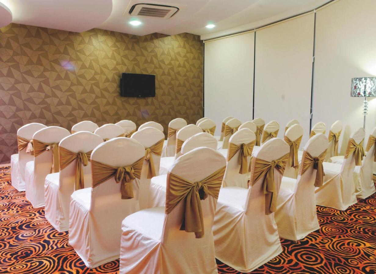 The Fern Residency Rajkot Otel Dış mekan fotoğraf